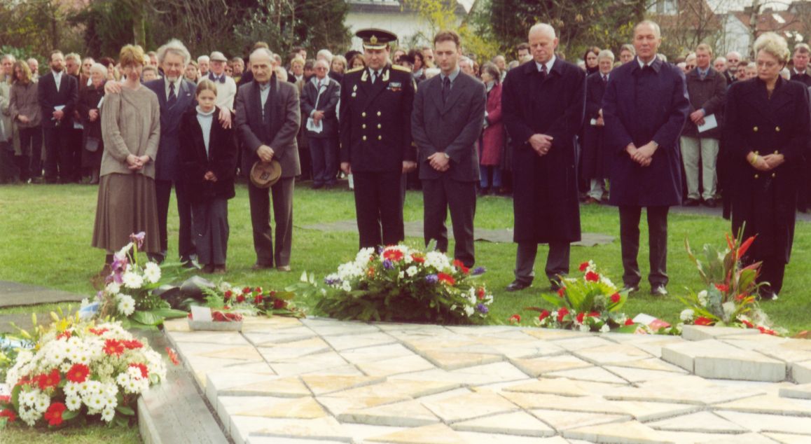 Einweihung des Mahnmals für die Oper der SS-Gewalt auf dem ehemaligen Appellplatz des KZ Niederhagen (v.l.n.r.: Familie Gerrit Visser, KZ-Überlebender Otto Preuss, Vertretung der russischen Botschaft, Wewelsburger Ortsvorsteher Johannes Hillebrandt, Bürener Bürgermeister Wolfgang Runge und NRW Staatsministerin Ilse Brusis). ©Archiv Kreismuseum Wewelsburg
